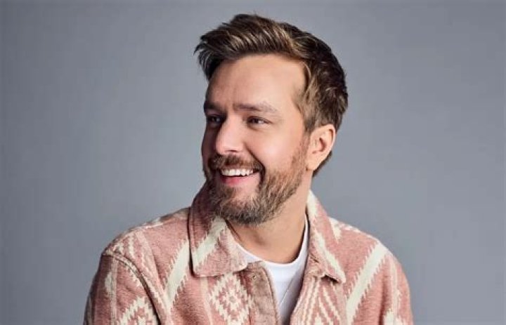 All About Iain Stirling | Net Worth, Relationship, Career